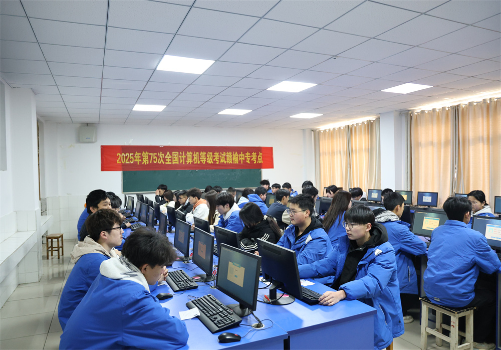 考场内-赣榆区招办供图.jpg