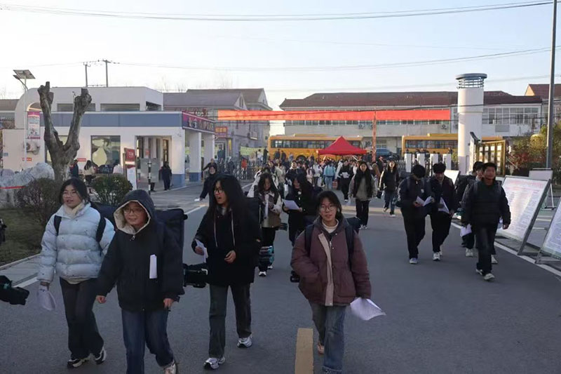1考生进入考点1.jpg
