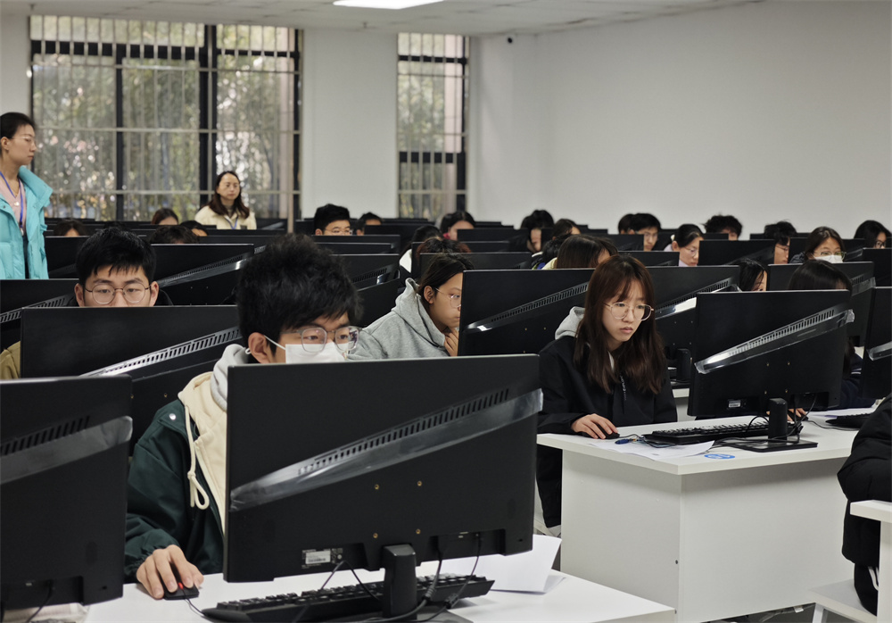 考场内-康达学院-市区巡考员供图.jpg
