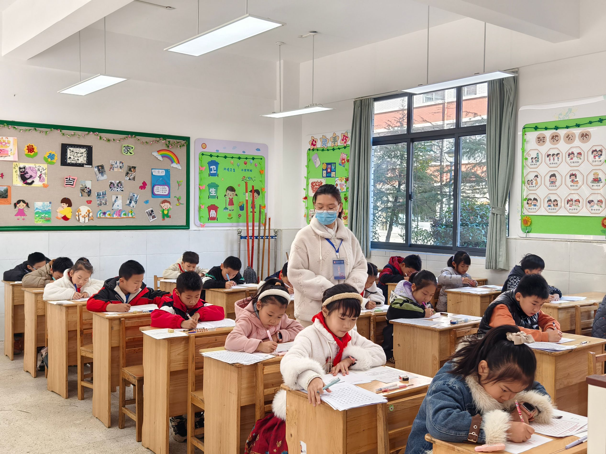 云山小学学生书写作品照.jpg