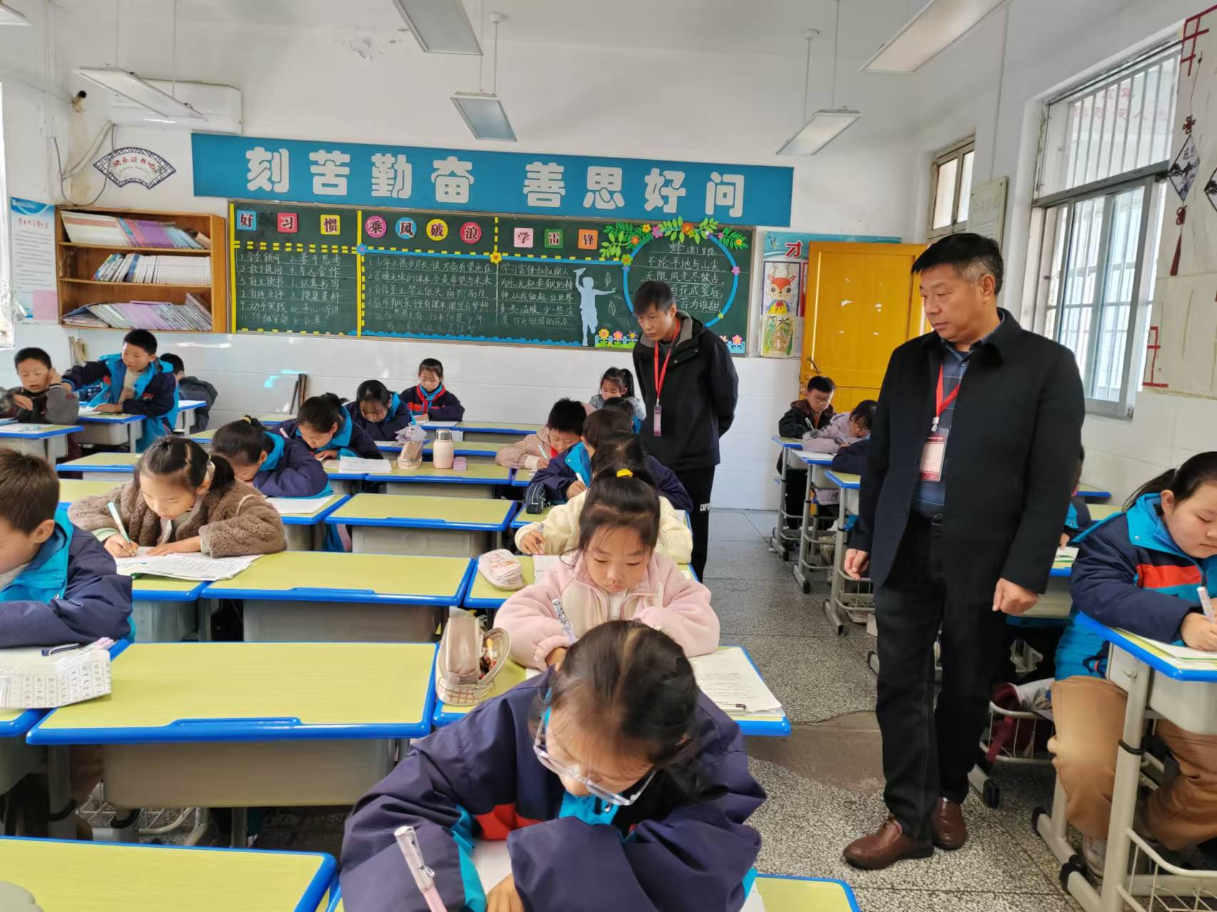 灌南县教育局领导巡考新安小学2.jpg